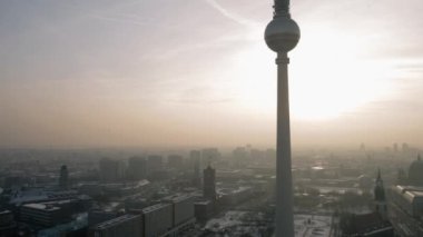 Fernsehturm TV Kulesi, Alexanderplatz, Berlin, Almanya 'da kış günbatımının simgesi..