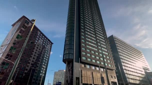 Ουρανοξύστης Flatiron Για Κατοικίες Και Γραφεία Ενάντια Στον Γαλάζιο Ουρανό — Αρχείο Βίντεο