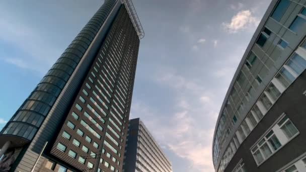 Wieżowiec Mieszkalny Biurowy Flatiron Tle Błękitnego Nieba Hadze Holandia — Wideo stockowe