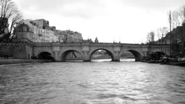 Fransa 'nın başkenti Paris' teki Pont Neuf köprüsü ile Seine Nehri 'ndeki deniz yolculuğunun ön görüntüsü.. 