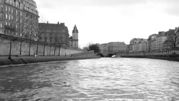 フランス パリのセーヌ川のクルーズのフロントビュー — ストック動画