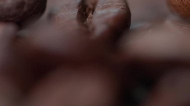 Dönen kahve çekirdeklerini kapat Seçici odak arkaplanı.