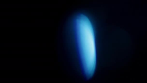 Sininen Valo Defocused Heijastukset Näytön Päällys Mustalla Taustalla — kuvapankkivideo