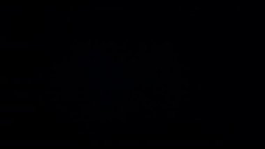 Mavi ışık siyah arkaplan üzerinde odaklanmış yansıma ekranı örtüsü.