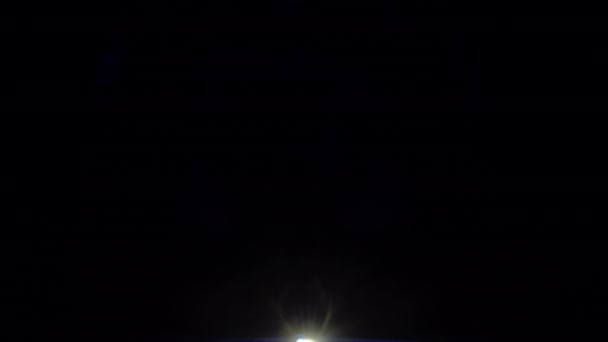 Anamorficzna Smuga Niebieskiego Światła Podświetlona Czarnym Tle — Wideo stockowe
