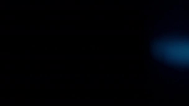 Superposición Pantalla Reflejos Desenfocados Luz Azul Sobre Fondo Negro — Vídeo de stock