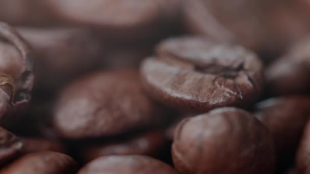 Крупный План Вращающихся Кофейных Зерен Выборочной Неглубокой Глубиной Резкости — стоковое видео