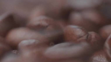 Sığ bir alan derinliğine sahip kahve çekirdeklerini döndür..