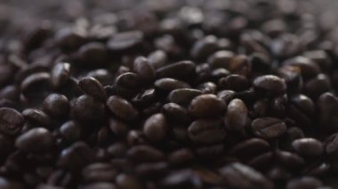 Seçici odaklı, sığ alan derinliğine sahip kahve çekirdeklerini kapat.