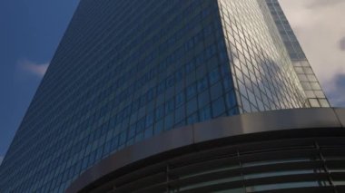 Brüksel, Belçika 'da modern ofis binası cephesi.