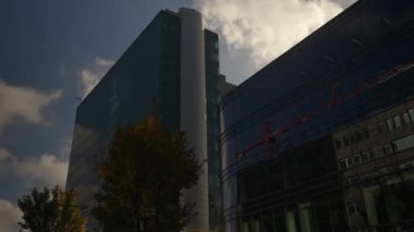 Brüksel, Belçika 'da modern ofis binası cephesi.
