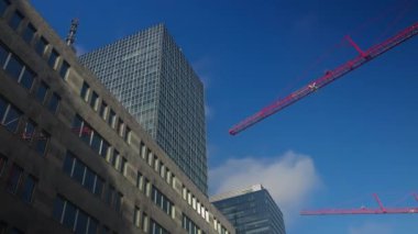 Brüksel, Belçika 'da inşaat vinçleri ve ofis binaları.