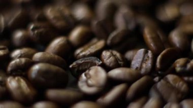 Seçici odaklı sığ alan derinliğine sahip kahve çekirdeklerine yakın çekim.