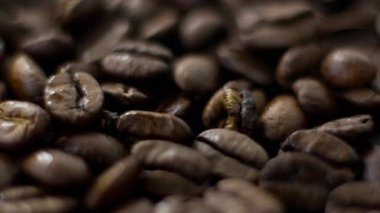 Seçici odaklı sığ alan derinliğine sahip kahve çekirdeklerine yakın çekim.