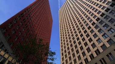 Lahey, Hollanda 'daki modern yüksek binaların düşük açılı manzarası. 