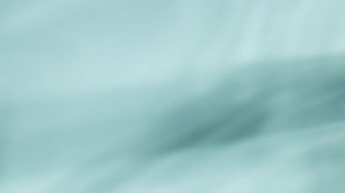 Arkaplanda dönen cam nesnelerin soyut ışık yansıması.