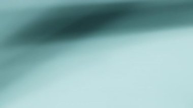 Arkaplanda dönen cam nesnelerin soyut ışık yansıması.