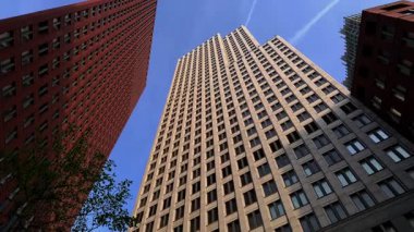 Lahey, Hollanda 'daki modern yüksek binaların düşük açılı manzarası. 