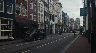 Amsterdam, Hollanda - 9 Ekim 2024: Utrechtsestraat alışveriş caddesi ve yürüyen insanlar.