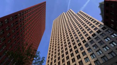 Lahey, Hollanda 'daki modern yüksek binaların düşük açılı manzarası. 