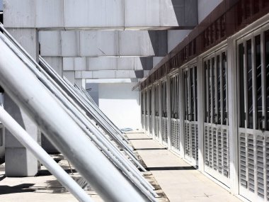 Dışarıya bak alüminyum Louver Kapısı Louver Penceresi çatı katında