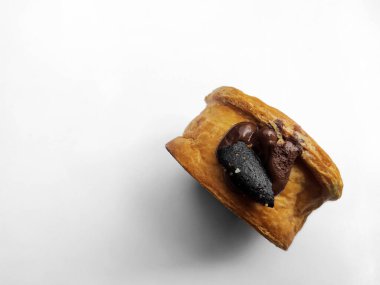 Cromboloni, New York Roll kruvasanı, çikolata soslu, izole edilmiş beyaz arka plan..