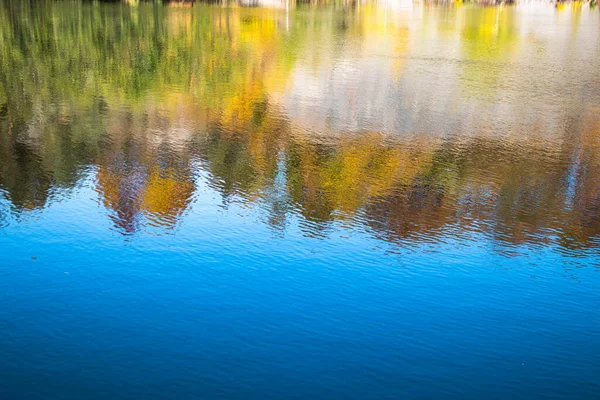 Осенние Цвета Отражаются Поверхности Воды Передача Цветов Небольшие Волны — стоковое фото