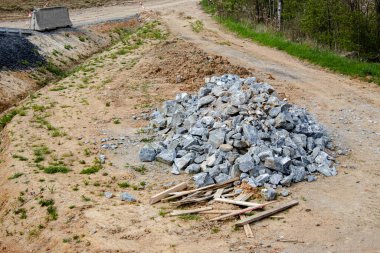 Doku arka planı. Çek Cumhuriyeti 'nde yeni bir yol için inşaat malzemeleri. Fotoğraf farklı renkleri gösteriyor. Gizemli ve anlaşılmaz görünüyor..