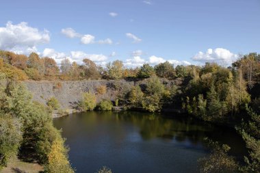  Vahşi doğada sonbahar manzarası. Geçmişte derin bir taş ocağı ve günümüzde bir göl. Özgürlük duygusuna neden olur.....