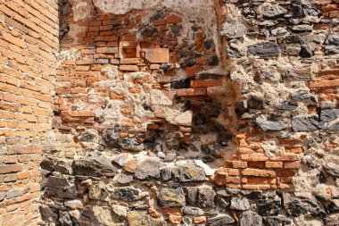 Antik tuğla duvar dokusu, zamanın geçişi tarafından henüz yok edilmemiş eski bir duvar. Taş ve tuğla. Daha iyi ne olabilir??