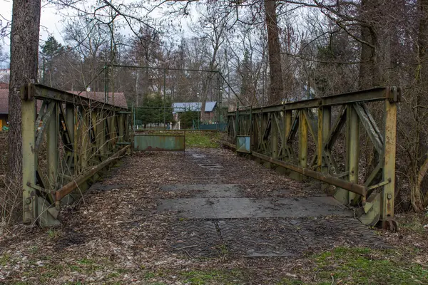 Nehrin üzerindeki eski terk edilmiş köprü. Köprünün yapısı vahşi ve terk edilmiş görünüyor. Ama yakından bakarsanız köprüde yürüyen birini görebilirsiniz. Köprü metalden.,