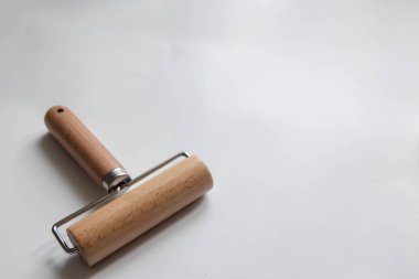 Hamur sarmak için veya çeşitli deri ürünler için beyaz arka planda yakın plan için bir araçName.