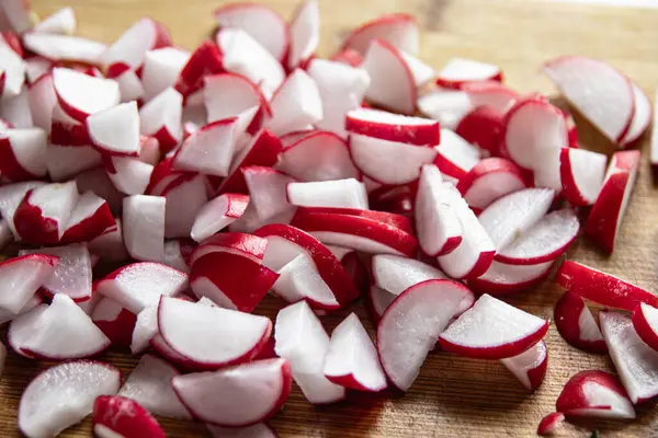 Erken sebze, turp, salata için öğütülmüş. Dengeli, sağlıklı yiyecekler. Bir sürü vitamin, diyet. Ekolojik ürünler. Bahar vitaminleri.