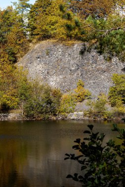 Eğlence için vahşi bölge. Etrafı kayalık dağlar ve derin siyah bir göl ile çevrili. Arkadaşlarınla ve balıklarla rahatlayabilirsin ya da sonbaharın renklerinin tadını çıkarabilirsin. Bekarlar için turizm.