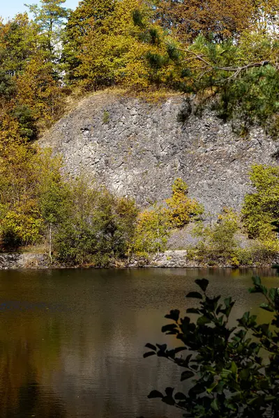 Eğlence için vahşi bölge. Etrafı kayalık dağlar ve derin siyah bir göl ile çevrili. Arkadaşlarınla ve balıklarla rahatlayabilirsin ya da sonbaharın renklerinin tadını çıkarabilirsin. Bekarlar için turizm.