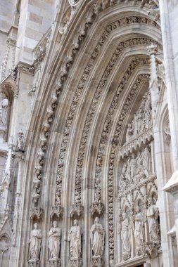 Yüzyıllar öncesinden kalma tarihi bir binanın yakın çekimi. Düz desenler ve insan eliyle oluşturulan duvarlar.