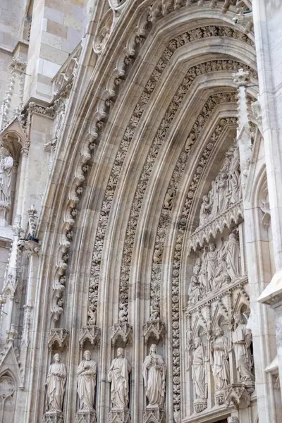 Yüzyıllar öncesinden kalma tarihi bir binanın yakın çekimi. Düz desenler ve insan eliyle oluşturulan duvarlar.