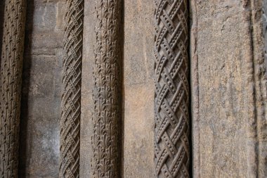 Dekoratif bir şekilde oyulmuş eski bir taş duvar parçası. Yuvarlak detayların farklı oyma dokuları vardır. Bizim ve gelecek nesiller için korunan tarihi parçalar..