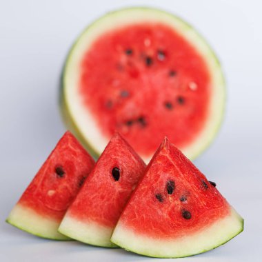 Olgun tatlı karpuz beyaza izole edilmiş. Seçici odak.