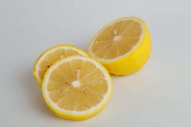 Yarı soyutlanmış limon meyvesi. Beyaz arka planda tam limon ve yarım limon. Limonlar izole edilmiş. kırpma yolu ile.