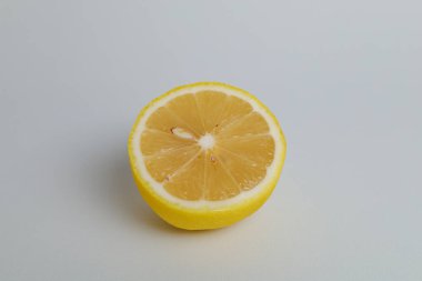 taze limon dilimleri beyaz arka plan üzerinde kapat