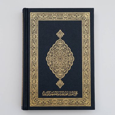 Medine 'de beyaz arka planda izole edilmiş orta büyüklükte, orijinal koyu mavi bir Kur' an. en üstteki görünüm.