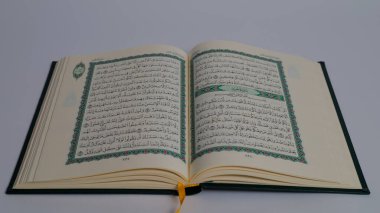 Kutsal kitap al Quran açık. Orta sayfa. Surah Hud. Beyaz arka planda izole edilmiş. Üst görünüm.