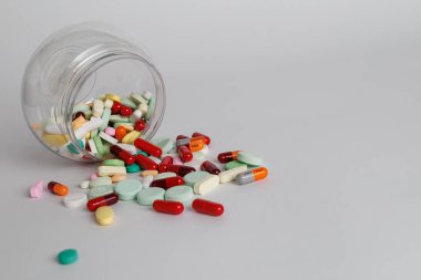 Şeffaf bir kasede bir yığın ilaç. Üst Manzara. Çok fazla ilaç. Kimyasal tedaviyi durdurma kampanyası. Bitkisel ilaçlara başlama zamanı. Boşluğu kopyala.