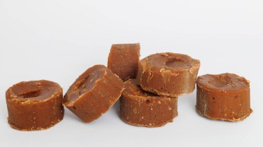 Organik esmer şeker ya da hindistan cevizi şekeri ya da daha çok Java şekeri olarak bilinir. beyaz arkaplanda izole