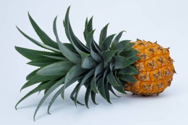 Kırpma yolu olan tek bir ananas. Bal ananas meyvesinin tamamı beyaz renkte ve kırpma yolu ile izole edilmiş.