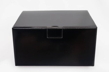 Beyaz arka planda siyah karton kutu. Ön görünüm.