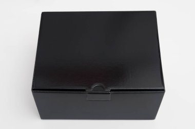 Beyaz arka planda siyah karton kutu. Üst görünüm.