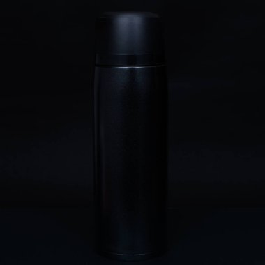 Siyah arkaplanda siyah termos bardağı