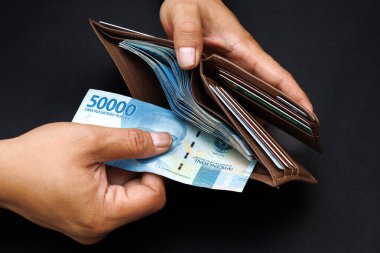 Adam cüzdanından para alıyor..